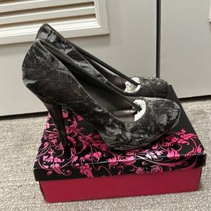 Crush Velvet Pumps